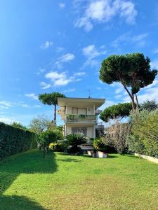 Lido di Camaiore, Villa Singola con ampio giardino : villa singola In affitto  Lido di Camaiore